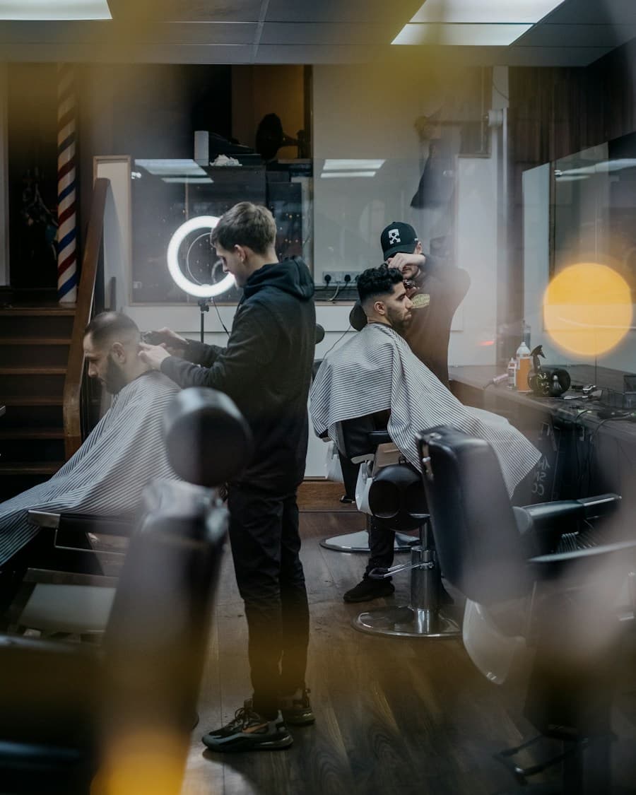 Barbero cortando el pelo a clientes en una barbería