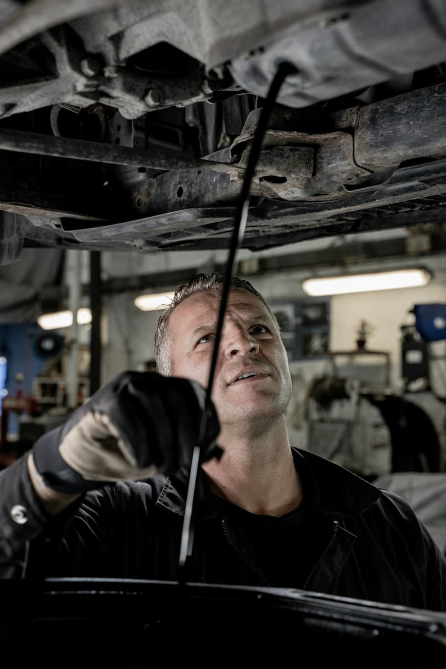 Mecánico trabajando debajo de un auto en un taller